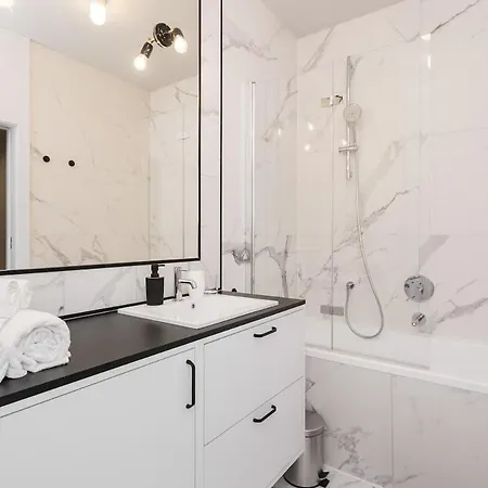 Urban Apartments - Luxury 2-Bedroom, Mennica Residence&41 ワルシャワ