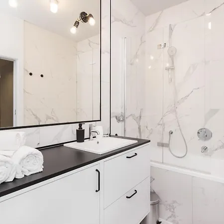 Urban Apartments - Luxury 2-Bedroom, Mennica Residence&41 アパート ワルシャワ
