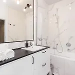 Urban - Luxury 2-bedroom, Mennica Residence&41 דירה ורשה