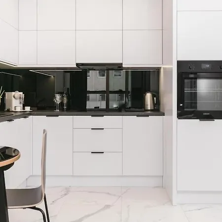 Urban - Luxury 2-bedroom, Mennica Residence&41 דירה ורשה